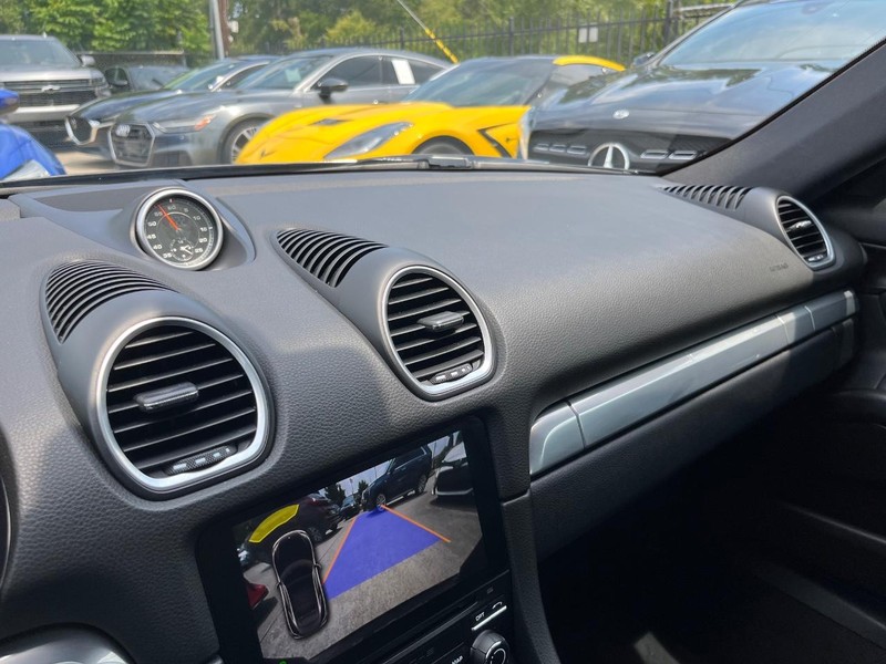 Porsche 718 Cayman Vehicle Full-screen Gallery Image 25