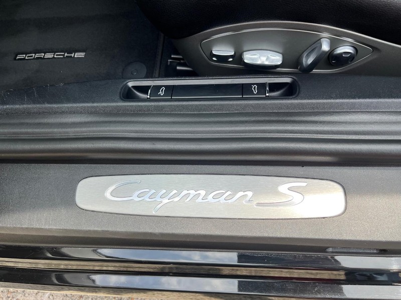 Porsche 718 Cayman Vehicle Full-screen Gallery Image 26