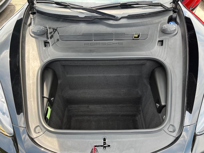 Porsche 718 Cayman Vehicle Full-screen Gallery Image 28