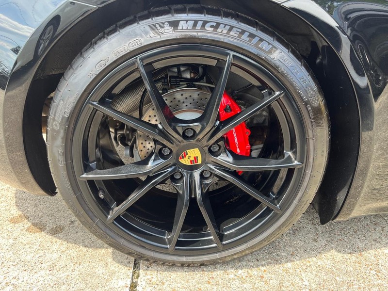 Porsche 718 Cayman Vehicle Full-screen Gallery Image 30