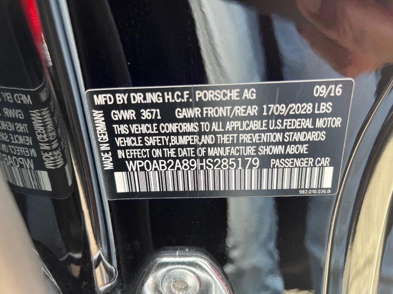Porsche 718 Cayman Vehicle Full-screen Gallery Image 31