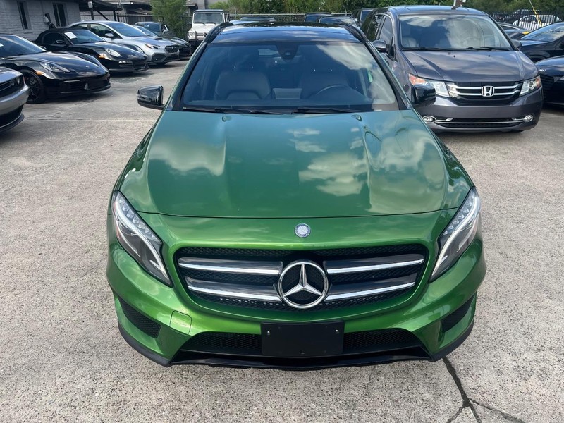 Mercedes-Benz GLA 250 Vehicle Full-screen Gallery Image 02