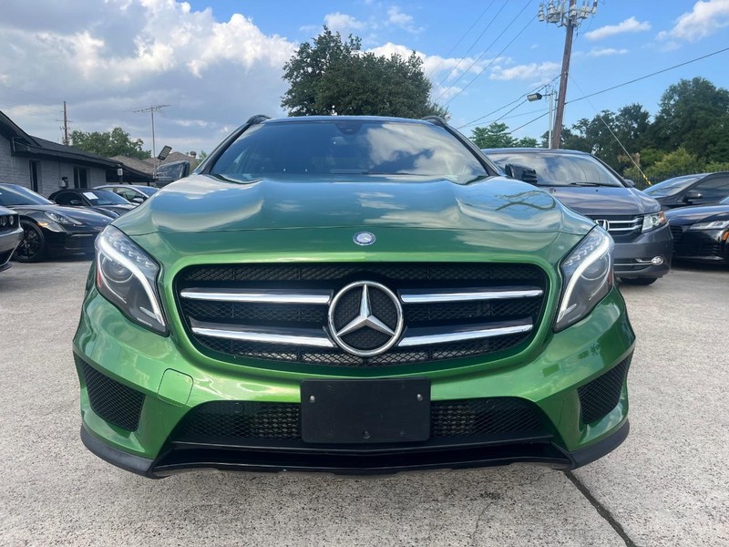 Mercedes-Benz GLA 250 Vehicle Full-screen Gallery Image 03