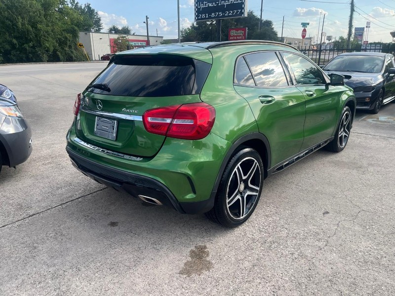 Mercedes-Benz GLA 250 Vehicle Full-screen Gallery Image 06