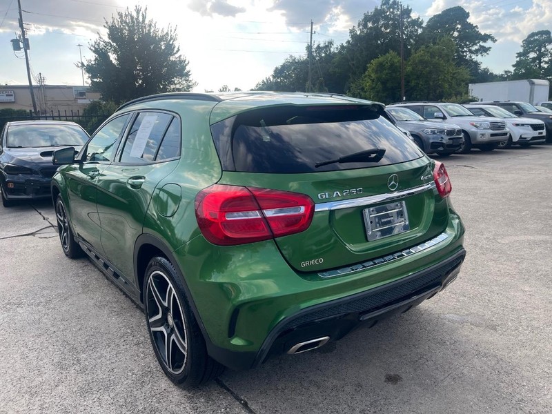 Mercedes-Benz GLA 250 Vehicle Full-screen Gallery Image 08