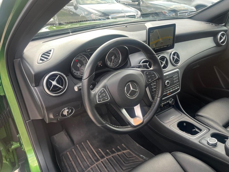 Mercedes-Benz GLA 250 Vehicle Full-screen Gallery Image 10