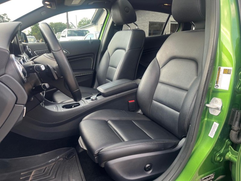 Mercedes-Benz GLA 250 Vehicle Full-screen Gallery Image 11