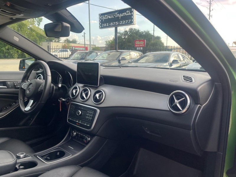 Mercedes-Benz GLA 250 Vehicle Full-screen Gallery Image 13