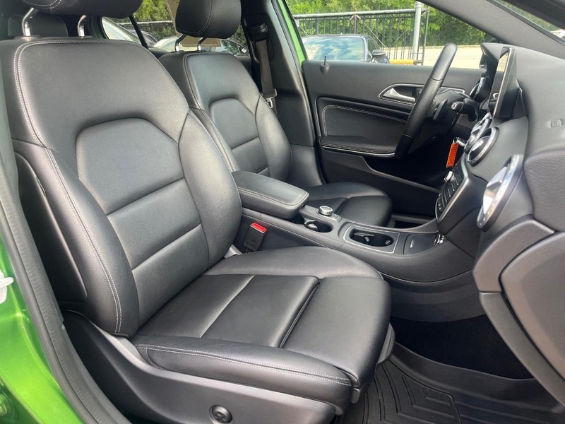 Mercedes-Benz GLA 250 Vehicle Full-screen Gallery Image 14