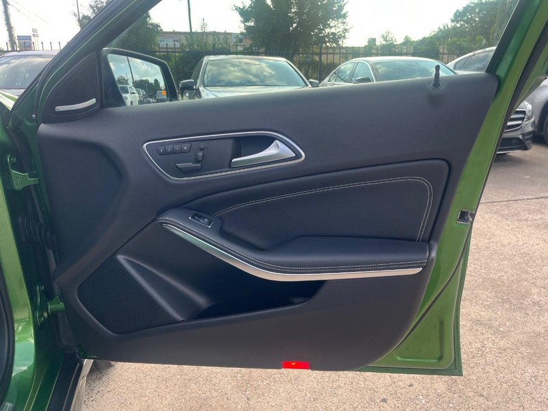 Mercedes-Benz GLA 250 Vehicle Full-screen Gallery Image 15