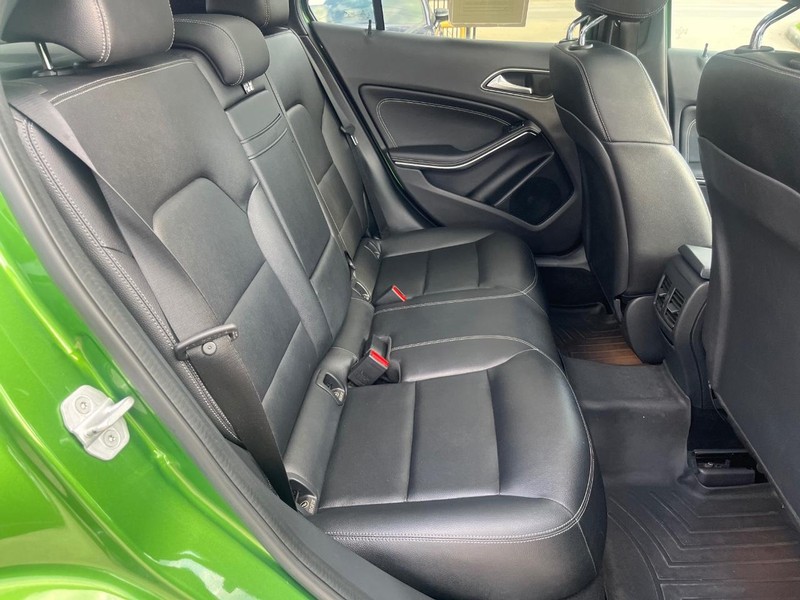 Mercedes-Benz GLA 250 Vehicle Full-screen Gallery Image 16