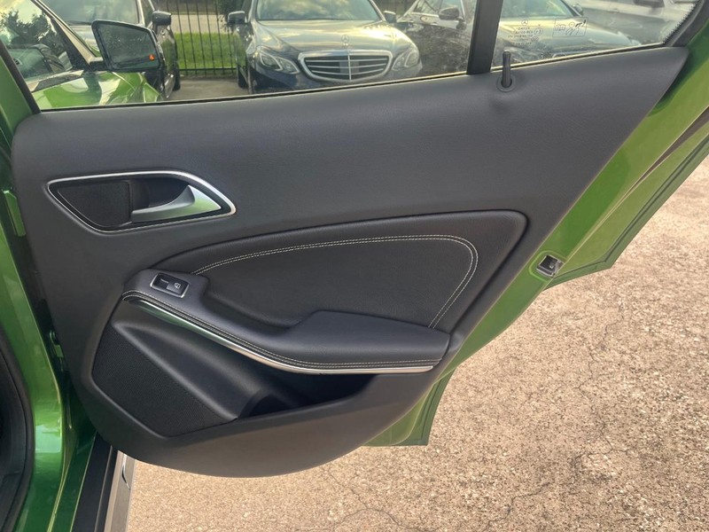 Mercedes-Benz GLA 250 Vehicle Full-screen Gallery Image 17