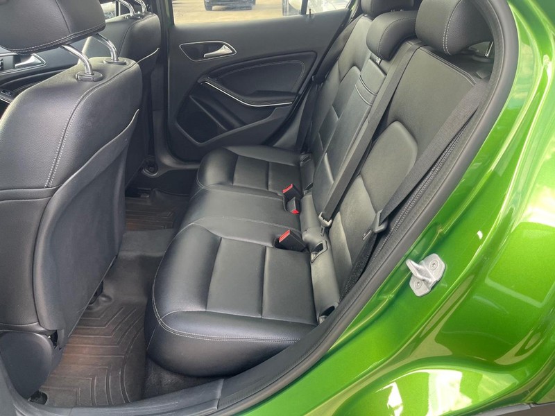 Mercedes-Benz GLA 250 Vehicle Full-screen Gallery Image 18