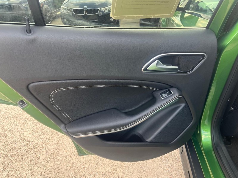 Mercedes-Benz GLA 250 Vehicle Full-screen Gallery Image 19