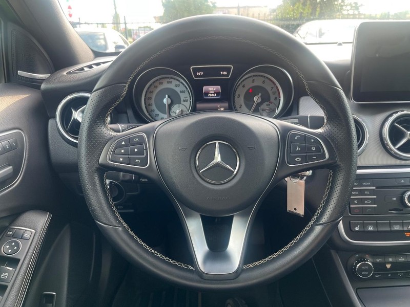Mercedes-Benz GLA 250 Vehicle Full-screen Gallery Image 20