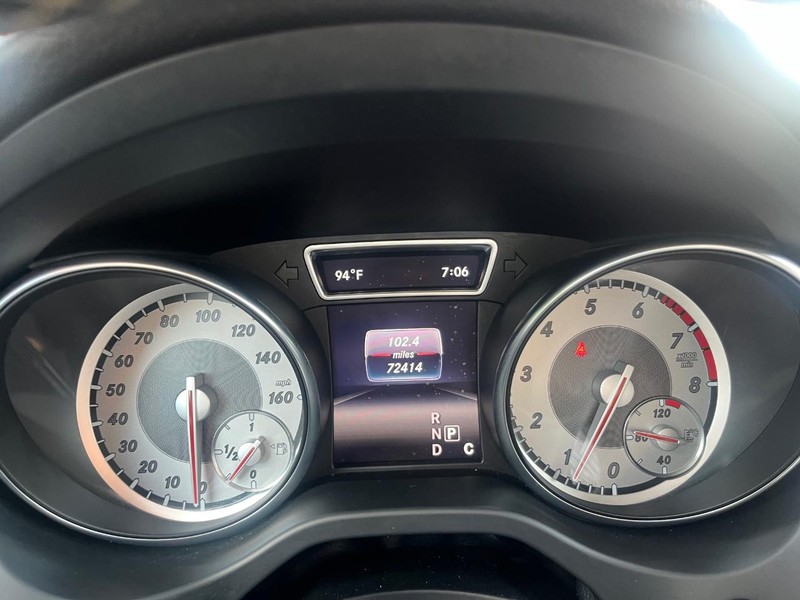 Mercedes-Benz GLA 250 Vehicle Full-screen Gallery Image 21