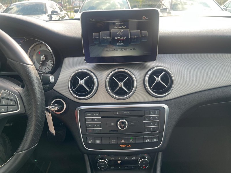 Mercedes-Benz GLA 250 Vehicle Full-screen Gallery Image 22