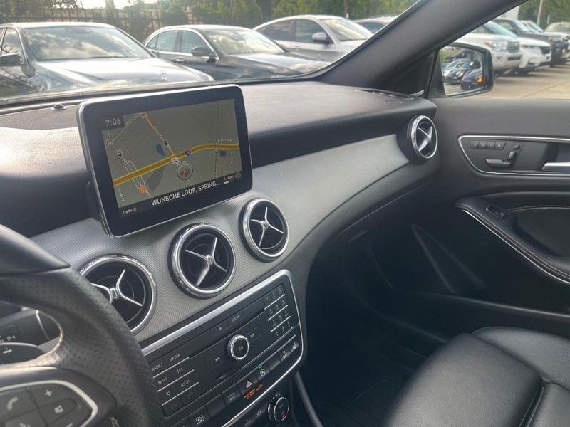 Mercedes-Benz GLA 250 Vehicle Full-screen Gallery Image 25