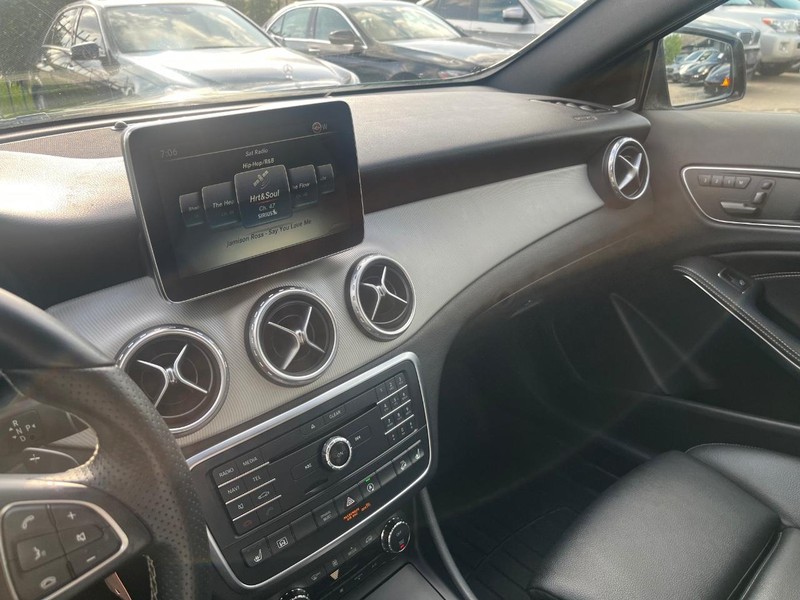 Mercedes-Benz GLA 250 Vehicle Full-screen Gallery Image 26