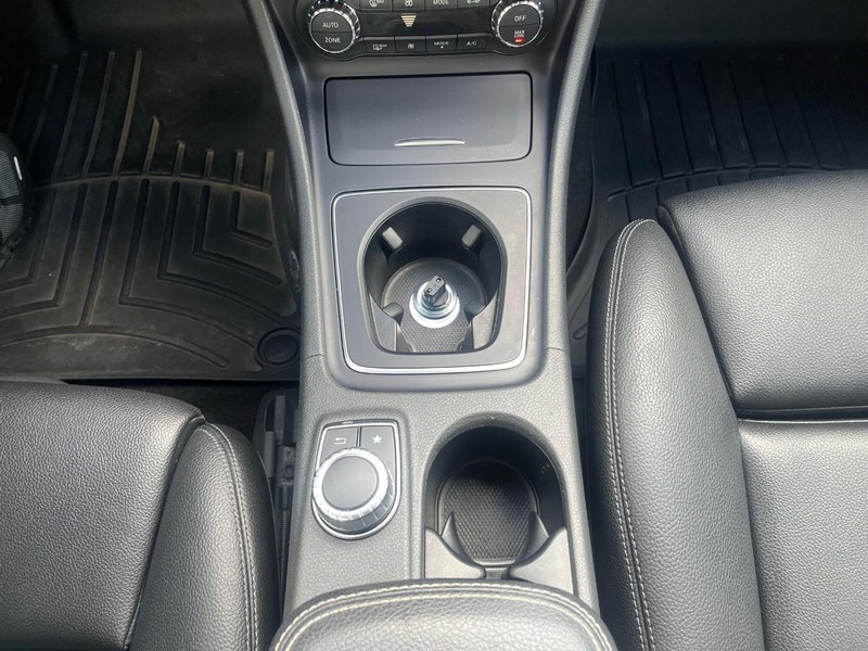 Mercedes-Benz GLA 250 Vehicle Full-screen Gallery Image 27