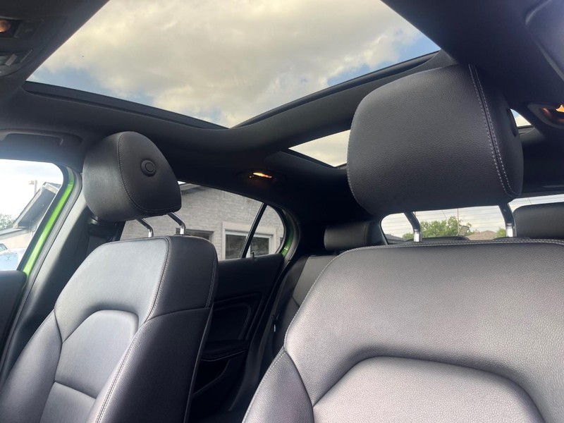 Mercedes-Benz GLA 250 Vehicle Full-screen Gallery Image 28