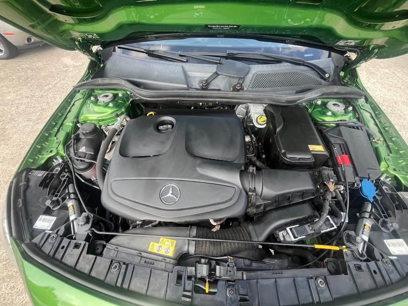 Mercedes-Benz GLA 250 Vehicle Full-screen Gallery Image 30