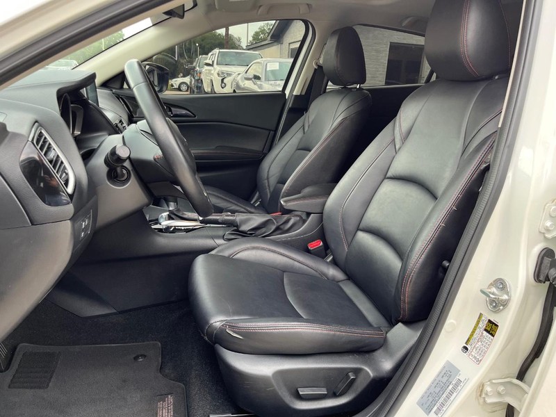 Mazda Mazda3 Hatchback Vehicle Full-screen Gallery Image 11