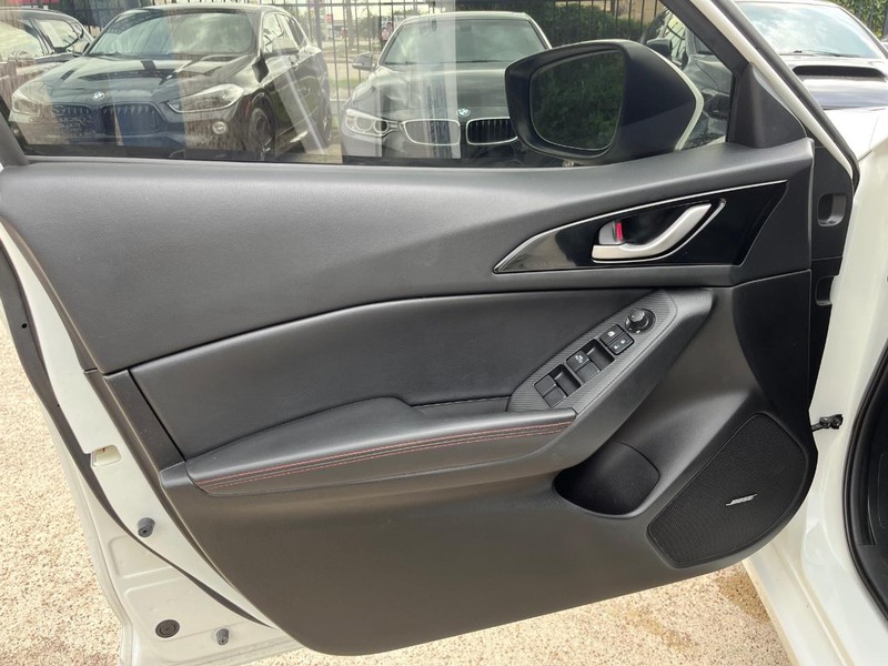 Mazda Mazda3 Hatchback Vehicle Full-screen Gallery Image 12