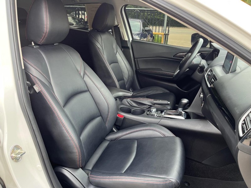 Mazda Mazda3 Hatchback Vehicle Full-screen Gallery Image 14