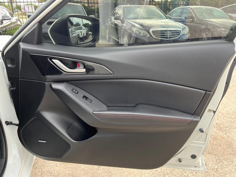 Mazda Mazda3 Hatchback Vehicle Full-screen Gallery Image 15