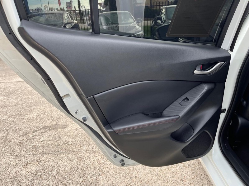 Mazda Mazda3 Hatchback Vehicle Full-screen Gallery Image 17