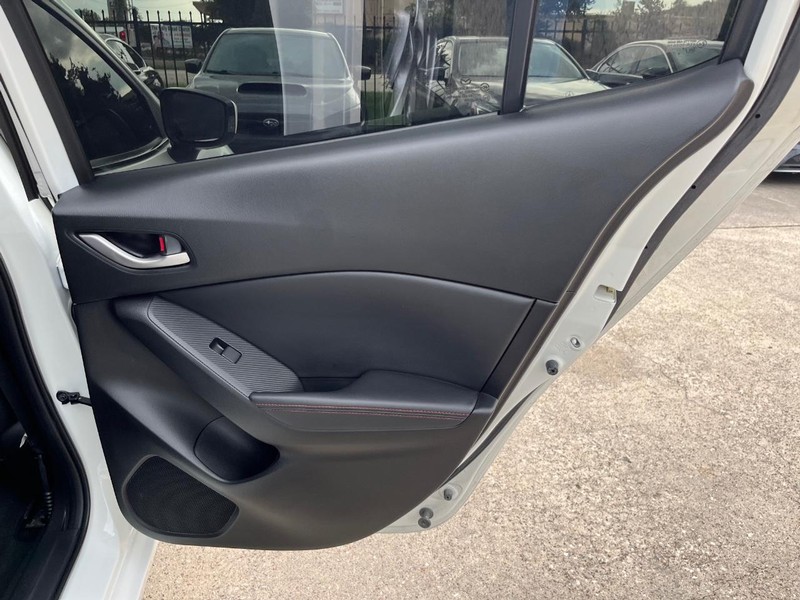 Mazda Mazda3 Hatchback Vehicle Full-screen Gallery Image 19
