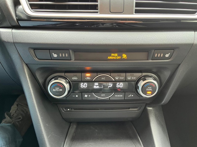 Mazda Mazda3 Hatchback Vehicle Full-screen Gallery Image 24