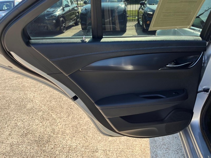 Cadillac ATS Sedan Vehicle Full-screen Gallery Image 19