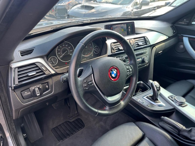 BMW 335i Gran Turismo xDrive Vehicle Full-screen Gallery Image 10