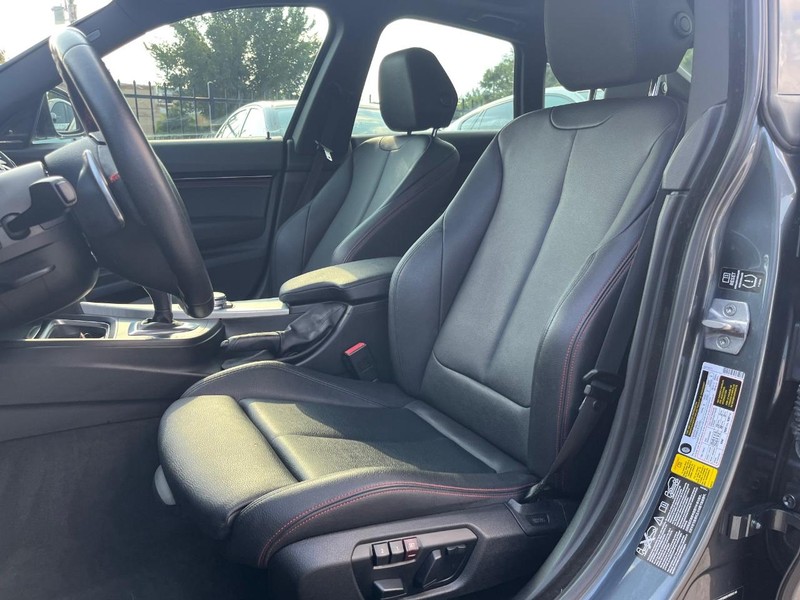 BMW 335i Gran Turismo xDrive Vehicle Full-screen Gallery Image 11