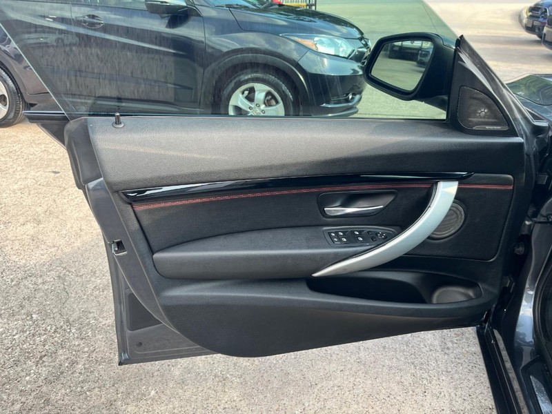 BMW 335i Gran Turismo xDrive Vehicle Full-screen Gallery Image 12