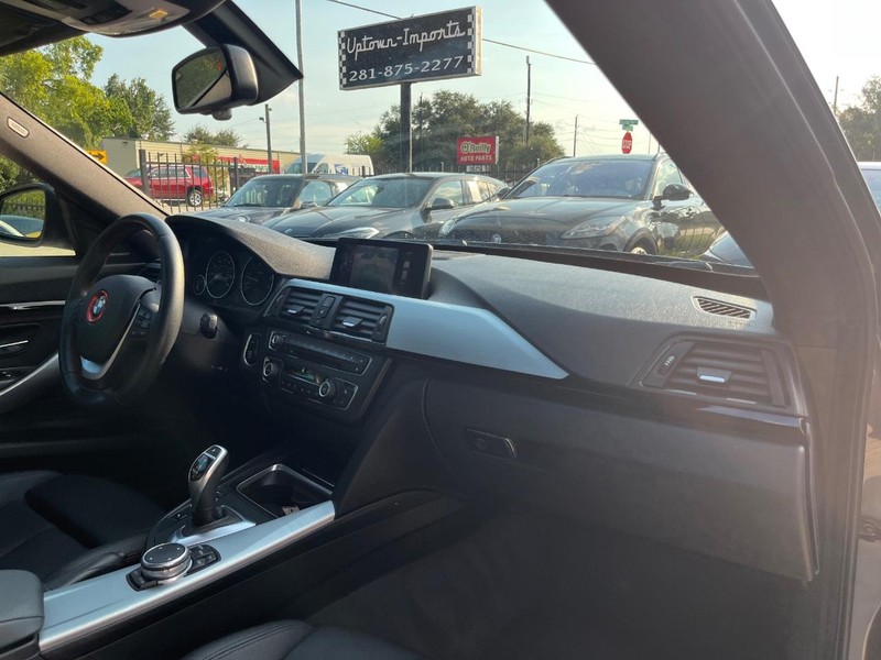 BMW 335i Gran Turismo xDrive Vehicle Full-screen Gallery Image 13