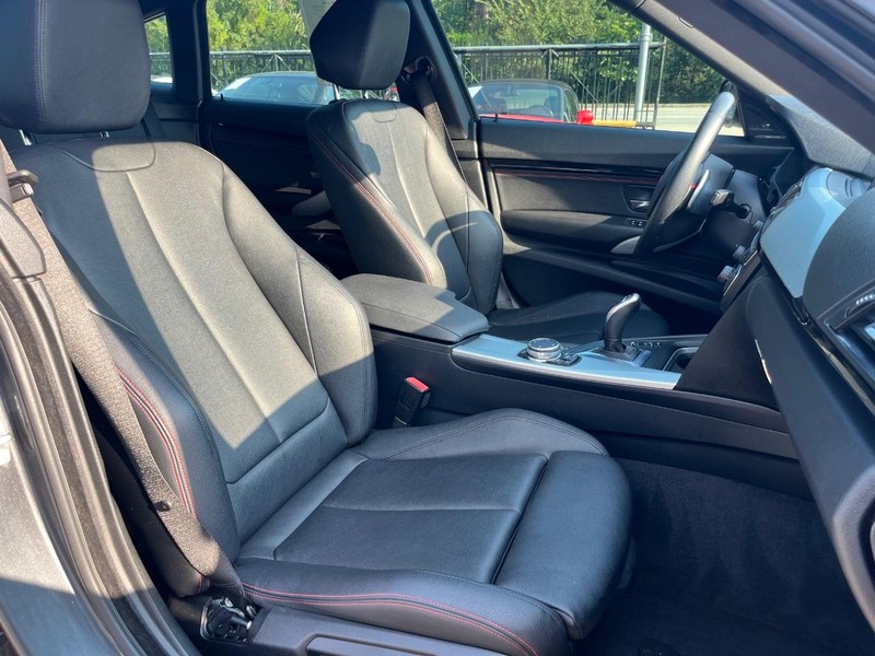 BMW 335i Gran Turismo xDrive Vehicle Full-screen Gallery Image 14