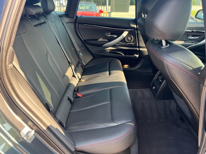 BMW 335i Gran Turismo xDrive Vehicle Full-screen Gallery Image 16