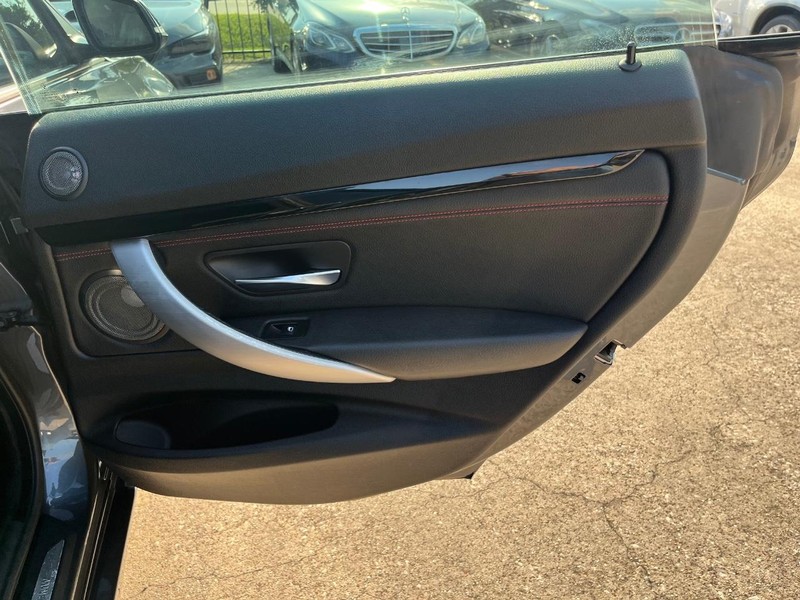 BMW 335i Gran Turismo xDrive Vehicle Full-screen Gallery Image 17