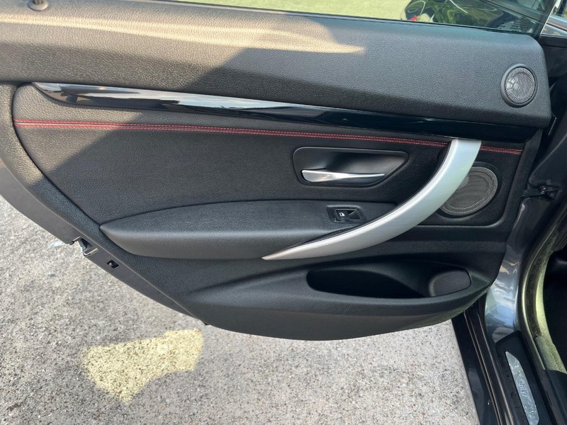 BMW 335i Gran Turismo xDrive Vehicle Full-screen Gallery Image 18