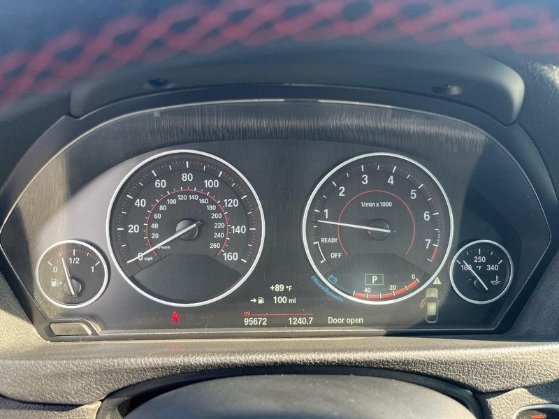 BMW 335i Gran Turismo xDrive Vehicle Full-screen Gallery Image 20