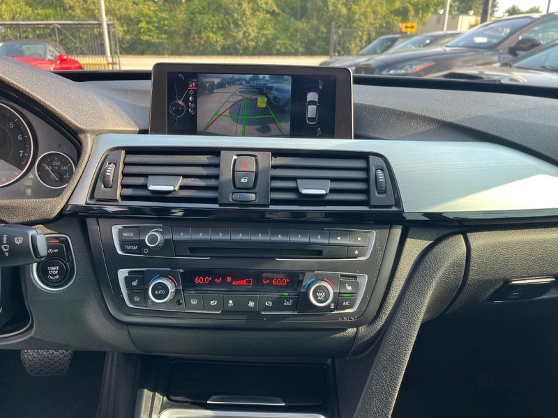 BMW 335i Gran Turismo xDrive Vehicle Full-screen Gallery Image 22