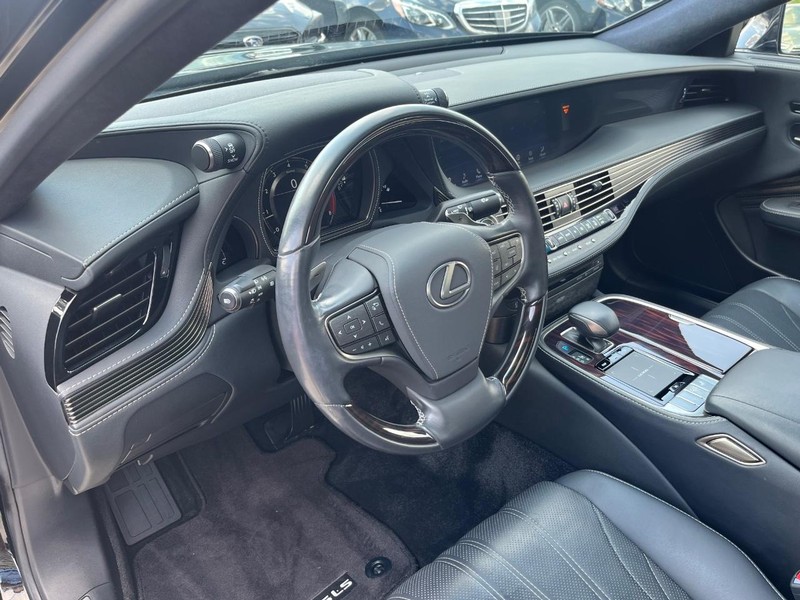 Lexus LS 500 Vehicle Full-screen Gallery Image 10