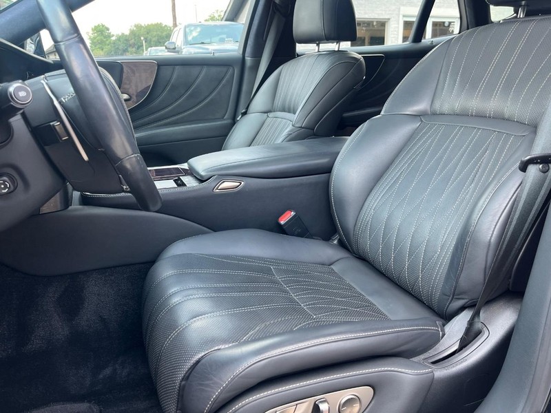 Lexus LS 500 Vehicle Full-screen Gallery Image 11