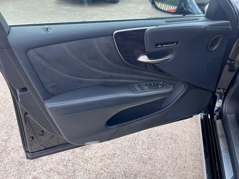 Lexus LS 500 Vehicle Full-screen Gallery Image 12