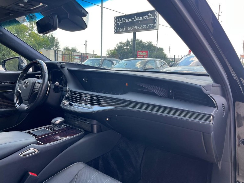 Lexus LS 500 Vehicle Full-screen Gallery Image 13