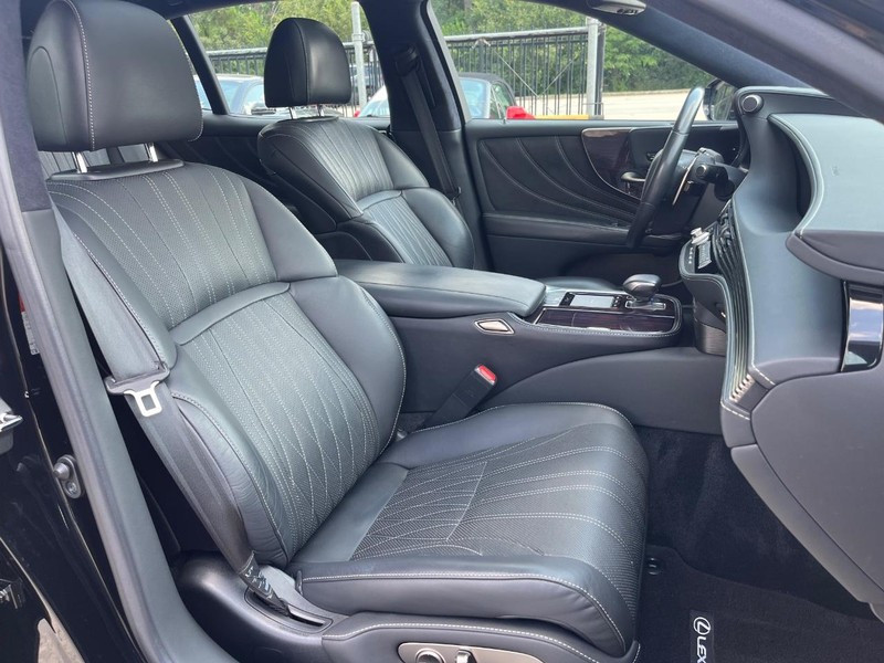 Lexus LS 500 Vehicle Full-screen Gallery Image 14