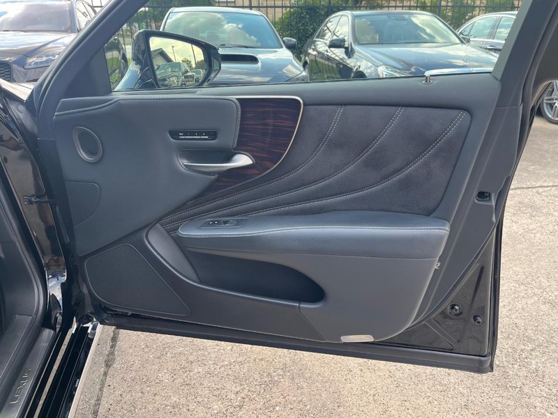 Lexus LS 500 Vehicle Full-screen Gallery Image 15